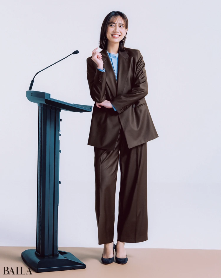 柔和なニット×シックなネイビーならちょうどいいきちんと感に着地