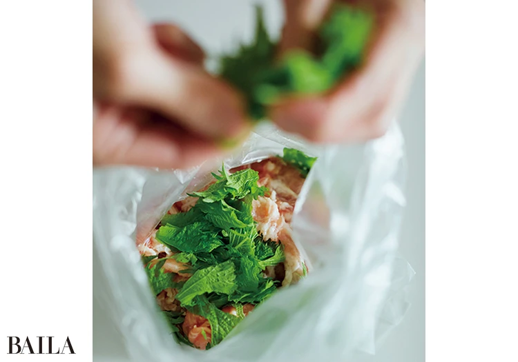 大葉は細かくせず、ざっくり大 胆にちぎると、香り高く仕上がる。