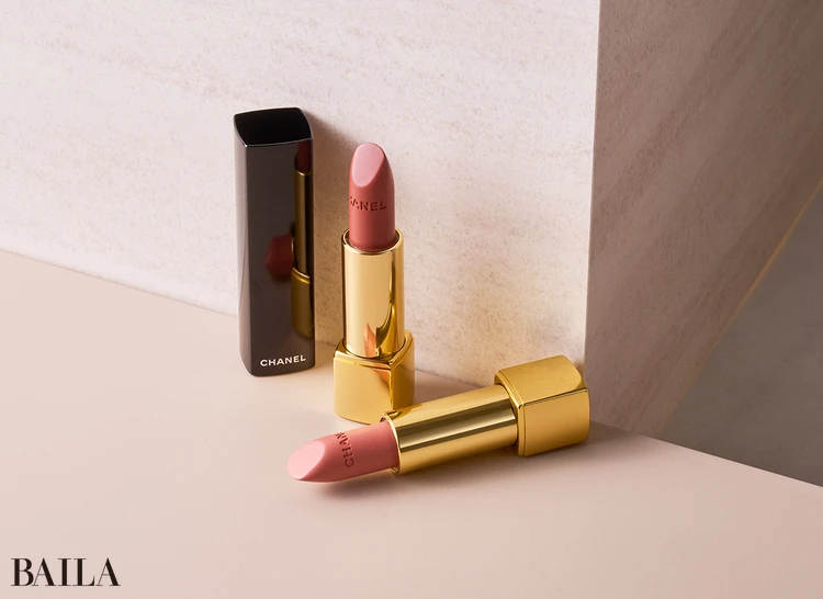 右から：ルージュ アリュール ヴェルヴェット 76、78 各¥6270／シャネル