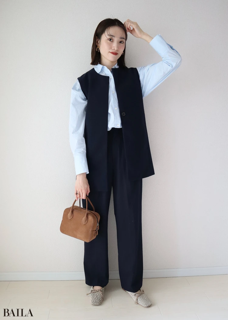 「写真は、お気に入りのユニクロのタックワイドパンツのネイビー。私が持っているのは、丈長めのMサイズです」(加納さん)