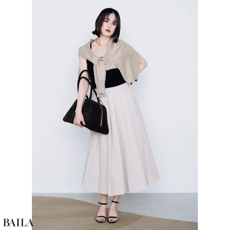 emma カーデを肩掛け、ほんのりのぞく素肌がセンシュアル【BAILA今日のコーデ】