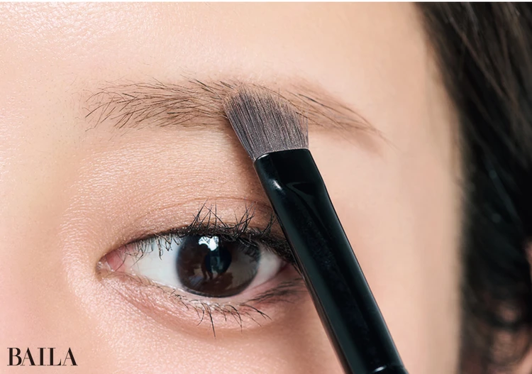 《8》パウダーで全体をなじませて一体感を出す