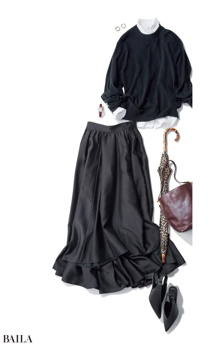 デイリー映えする絶妙な光沢感が魅力のサテンスカートを主役に、フリル襟シャツや小粋なボルドーバッグ、傘でレディなエッセンスをプラス。黒の分量が多めなら、華やぎもほどよくシックにまとえる。スカート￥37730（参考価格）／HANA SHOWROOM（オル）　ニット￥79200／エイトン青山（エイトン）　シャツ￥53900（参考価格）／アマン（フィナモレ）　ピアス￥39600／フォーティーン ショールーム（ミチ ウィルウェイ）　時計￥70400／シチズンお客様時計相談室（シチズン クロスシー）　傘￥16500／トラディショナルウェザーウェア渋谷店（トラディショナルウェザーウェア）　バッグ￥37400／オルサ（オルセット）　靴￥30800／アポロ（ヘンリ エン ヴァーゴ）