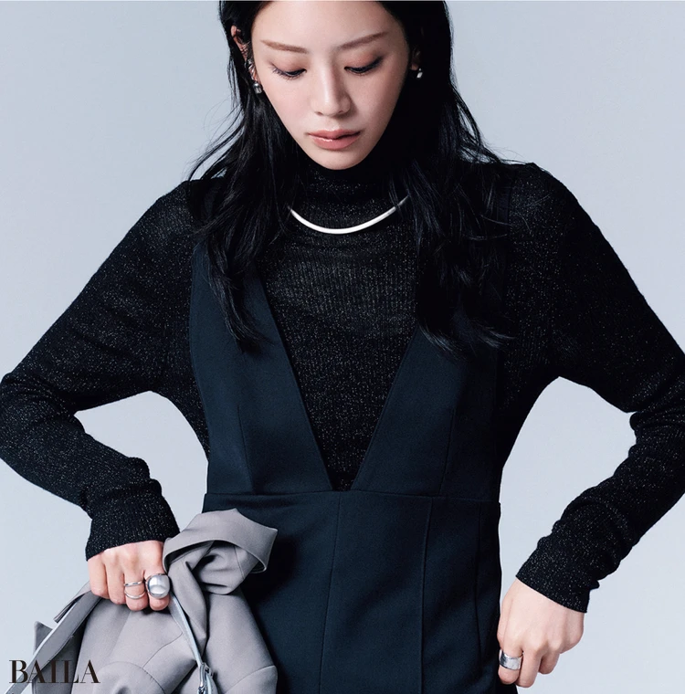 定番の黒タートルも微細なラメ入りなら それだけで普段よりも﹁アガる﹂コーデに