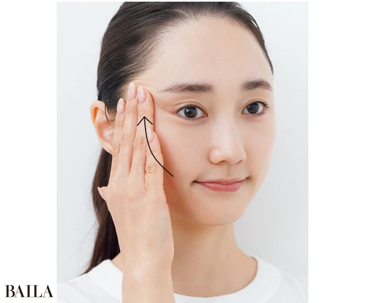 《2》こめかみに向かって引き上げて10秒キープ。この流れを左右×5回。