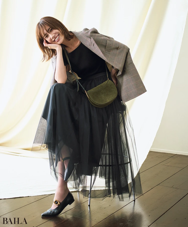 土屋巴瑞季　スカート￥25300／エレンディーク　ニット￥24200／コンテ 青山店（ナイスナイスモーメント フォー コンテ）　ジャケット￥84700／ホワイトオフィス（クチュール ド アダム）　ピアス￥68200／フォーティーン ショールーム（ミチウィルウェイ）　ネックレス￥103400／ココシュニック　時計￥17600／クルース　バッグ￥152900／ブルーベル・ジャパン（ワンドラー）　靴￥60500／エフイーエヌ（プリティ・バレリーナ）