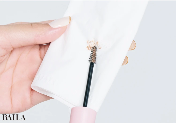 《9》眉マスカラを軽くティッシュオフ