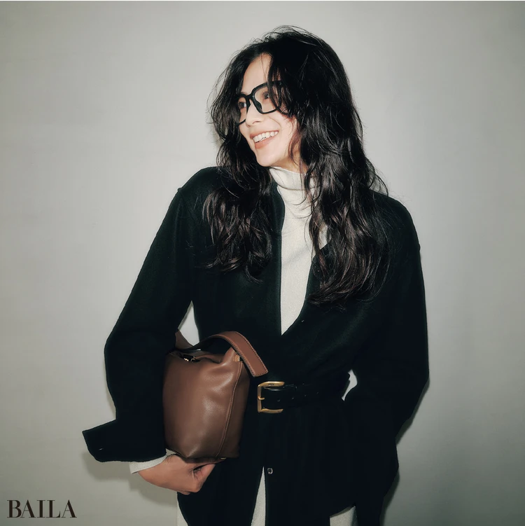 ダークなシャツジャケからのぞくラメのきらめきでちゃっかり可愛い