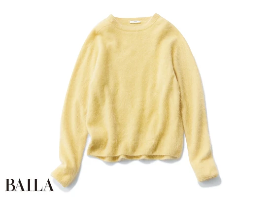 1 まろやかなイエローが目を引く。ニット￥67100／エイトン青山（エイトン）