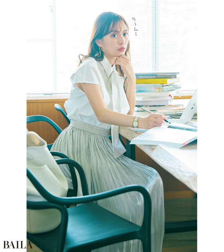 《Day3》装花のリクエストは「ひまわり」。 何かスペシャルな演出ができないか 資料を眺めながら頭をひねる