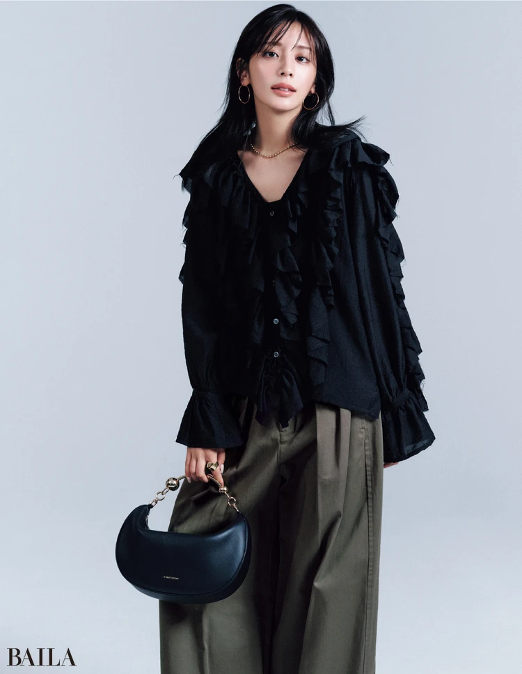 フリルが大胆にあしらわれたロマンチックなブラウスは カジュアルダウンさせて抜けをつくるのが洒落るコツ