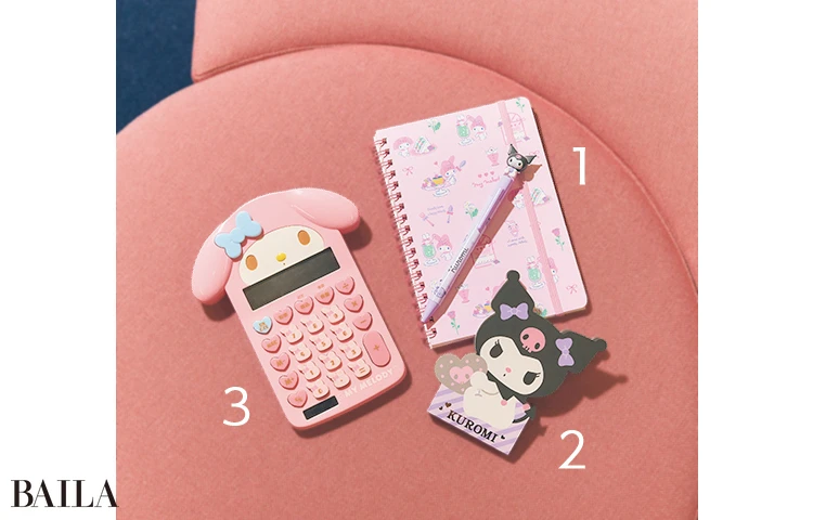 1 自ずと担当キャラクターのグッズを持つように。頭の中を整理するときはマイメロディのノートとクロミのボールペンを使用。 2 同僚へのお礼はクロミのメモで。 3 約10年愛用中のマイメロディの電卓はエクセルでは難しい計算などに使っている。