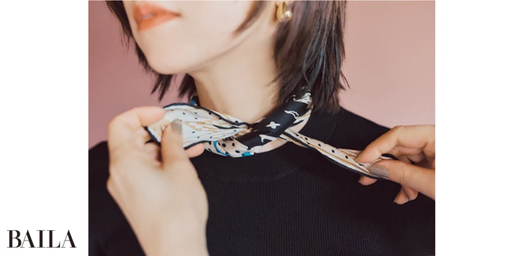 《3》両端を持って前で固結びする。このとき、片方を先に首に巻いた部分の内側に通して、一緒に結ぶのがポイント