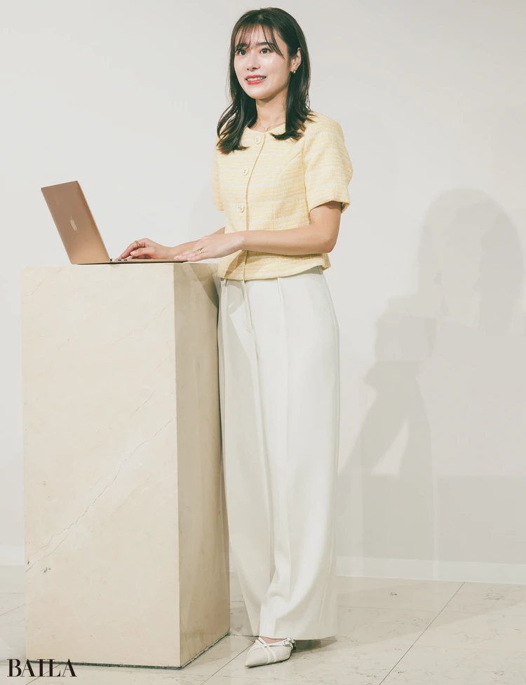 パステルイエローでジャケットの堅さを和ませて