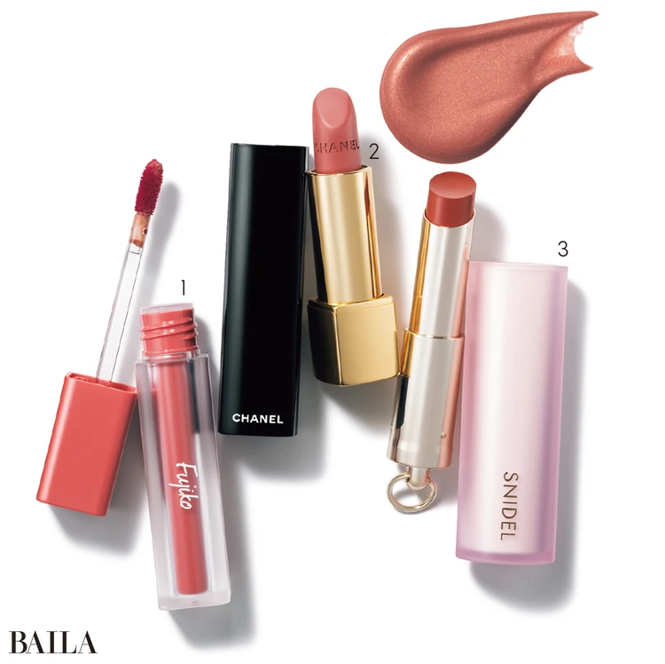 やわらかに唇を染めるヌーディレッドのマットリップ