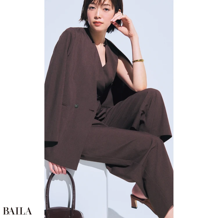 ジャケットを合わせればオールインワンも正装感アップ【BAILA今日のコーデ】