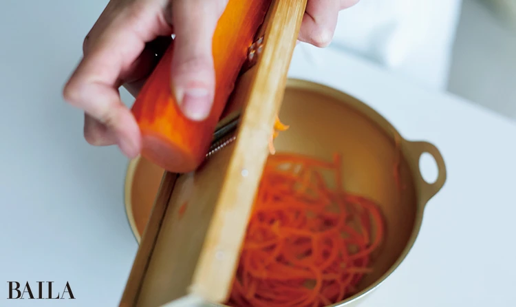 にんじんは1本丸ごと細切りにする