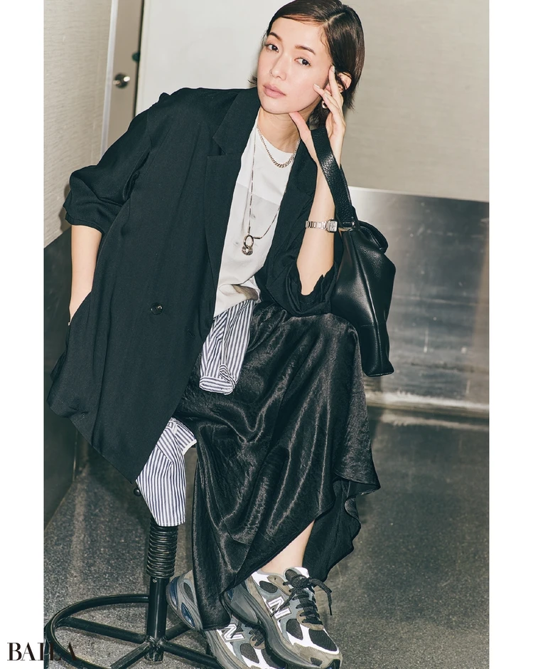 いつものＴシャツ×スニーカーを味変するドライな黒ジャケのモード感