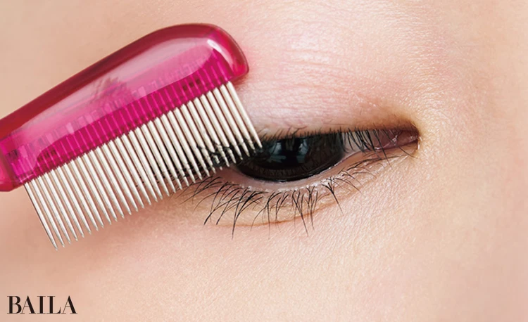 《4》仕上げにコームでまつげをとかす