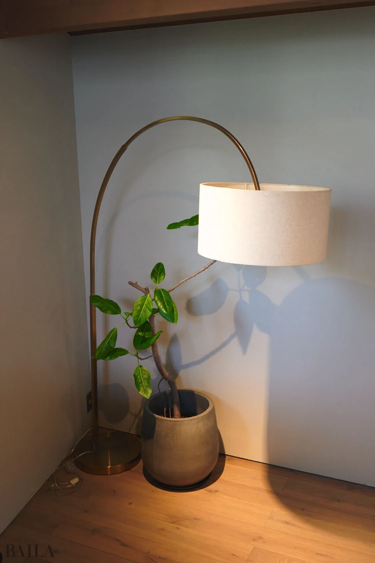 ニューヨークのショップで購入した、モダンなデザインが魅力的なフロアライト