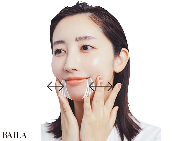 口角の下に扇状に広がる"口角下制筋"を刺激する。この筋肉部分に指を添え、肌につけたまま左右に揺らして筋肉をゆるめる。