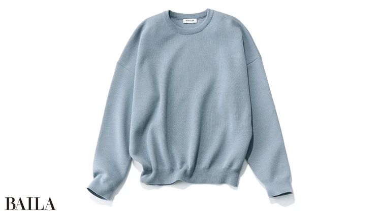 スウェットのようなドライな肌触りのクルーネックニット。