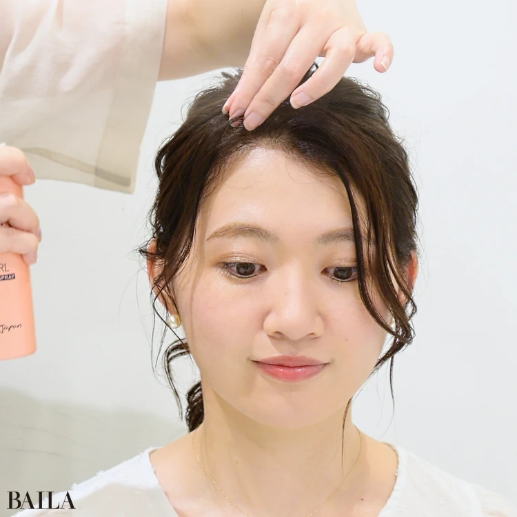 大野みおさん おでこの分け目の髪を持ち上げ、立ち上がりをつけるようスタイリングスプレーでセット。固めずに形をふんわりキープしてくれるタイプのスプレーがおススメです