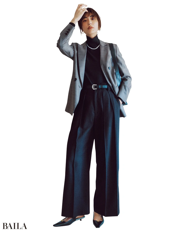 まじめ度MAXな平日コーデに アクセで抜け感をトッピング