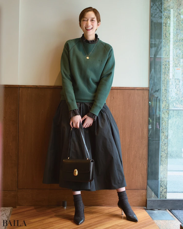 スタンドフリルがＩラインを後押し。カジュアルトップスもエレガントに