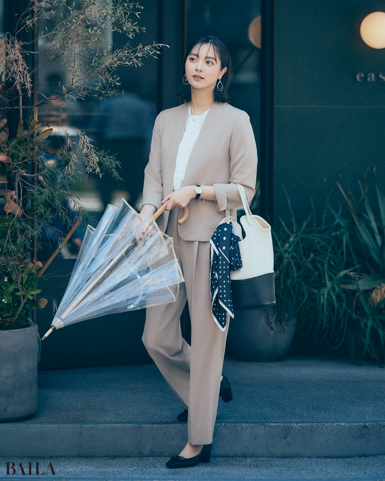 高機能パンツがあれば梅雨時期の通勤も快適【BAILA今日のコーデ】