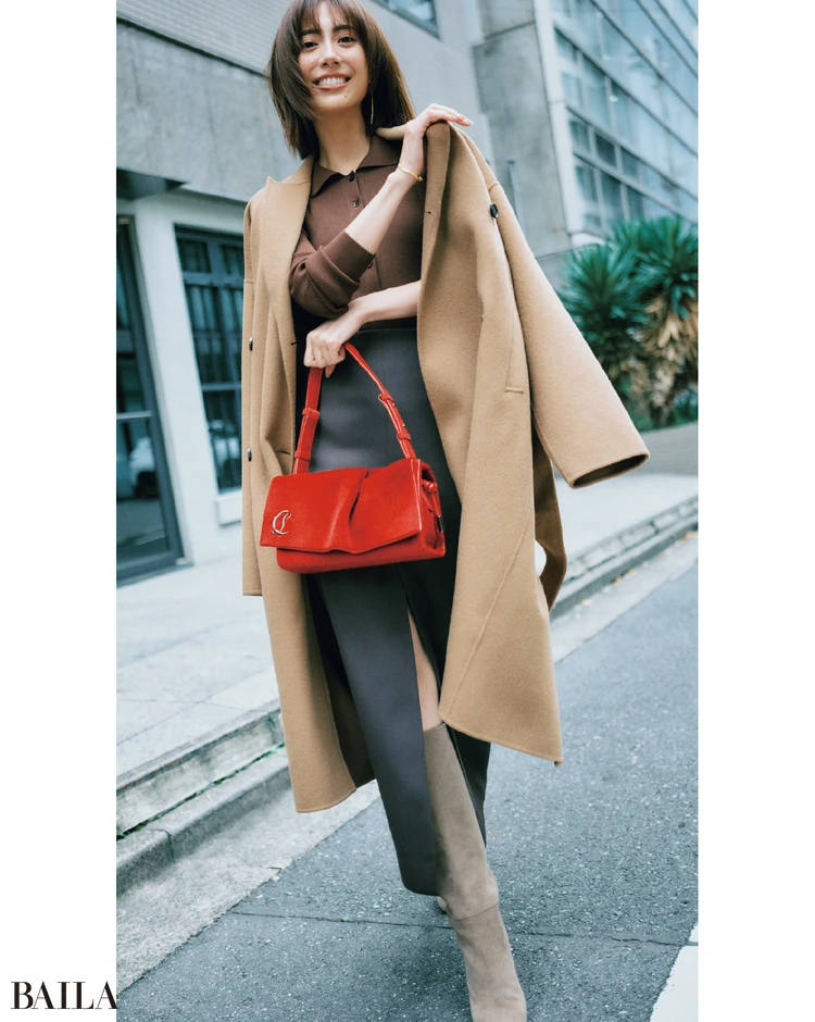 余韻を長引かせるあえての「深スリットスカート」