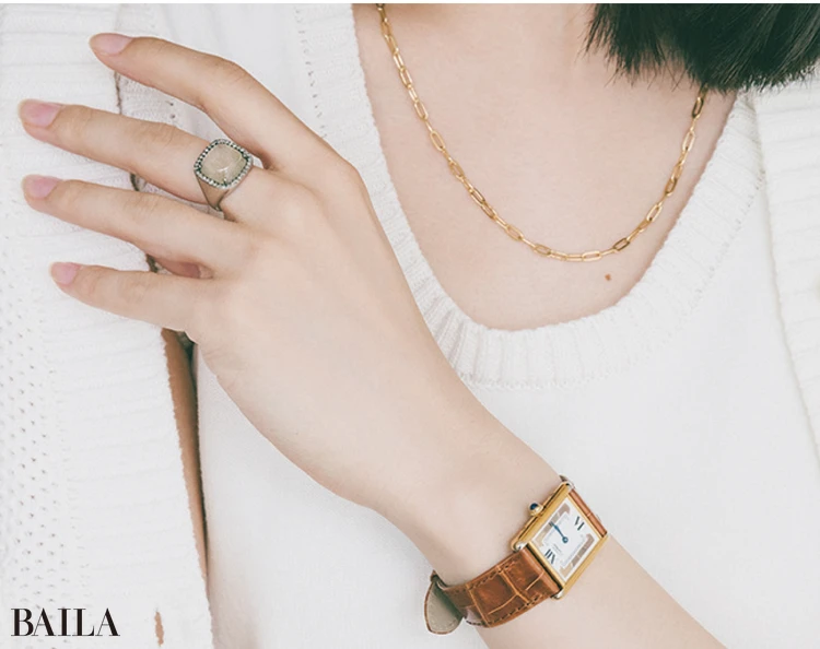 社内登壇なのでジュエリーはさりげなく。 腕時計は印象が締まるスクエアフェイスを