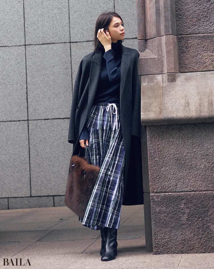 仕事帰りに彼と待ち合わせ。ぴたニット×ふわスカートで遠くからでも「あ、可愛い♥」