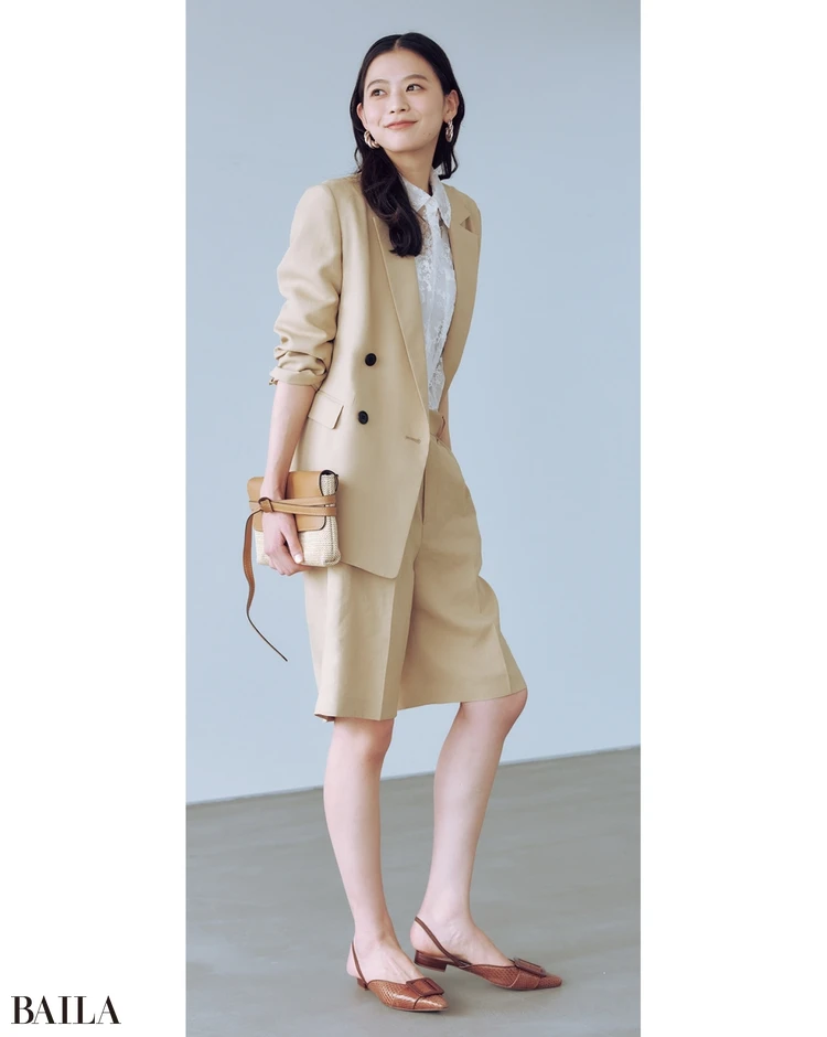 大きめのピアスをつける