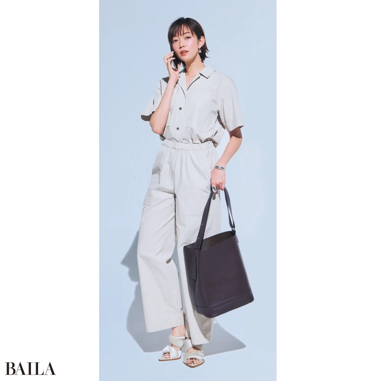 内勤の日はサンダル合わせでオールインワンの鮮度を高めて【BAILA今日のコーデ】