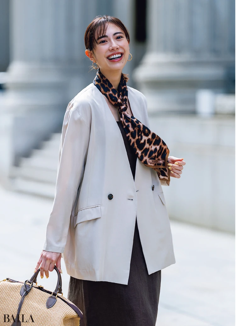 カーディガン感覚で羽織ってさらりと品格をまとう 