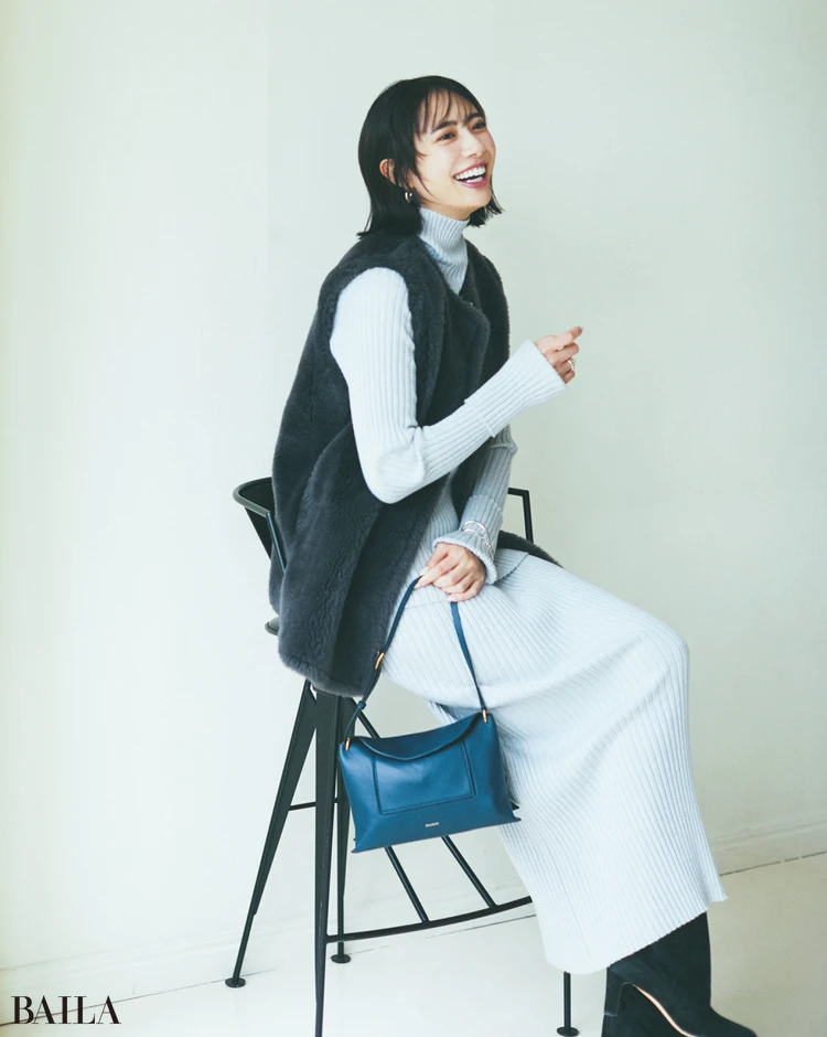 ボアジレをさらりと重ねて気負わないニットに特別感を