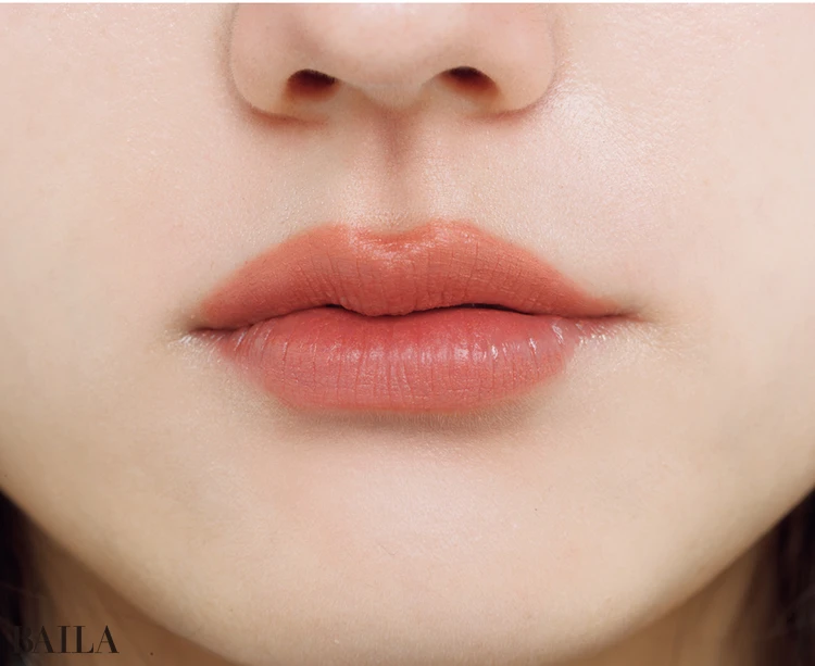 人中短縮には 2色リップをオーバーに塗って