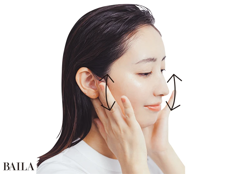 耳を指2本で挟んで、そのまま上下に揺らす。"大頰骨筋"や"小頰骨筋"といった笑顔に必要な筋肉が柔軟に。