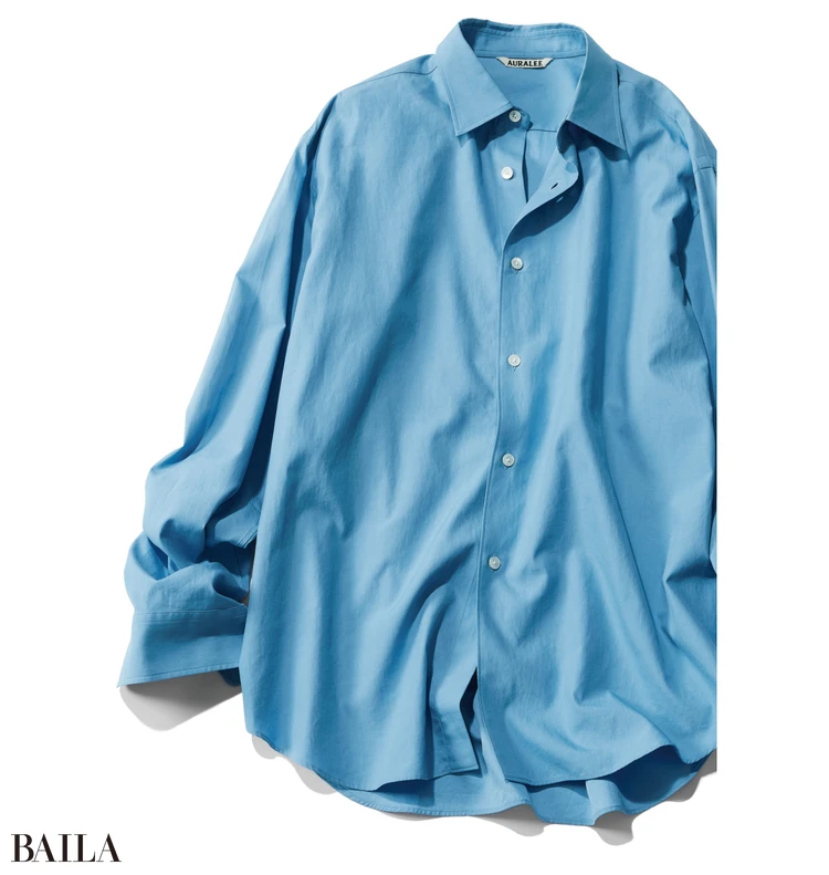 仕込みレイヤードでメリハリをつけ さし色ニットの肩かけで重心アップ