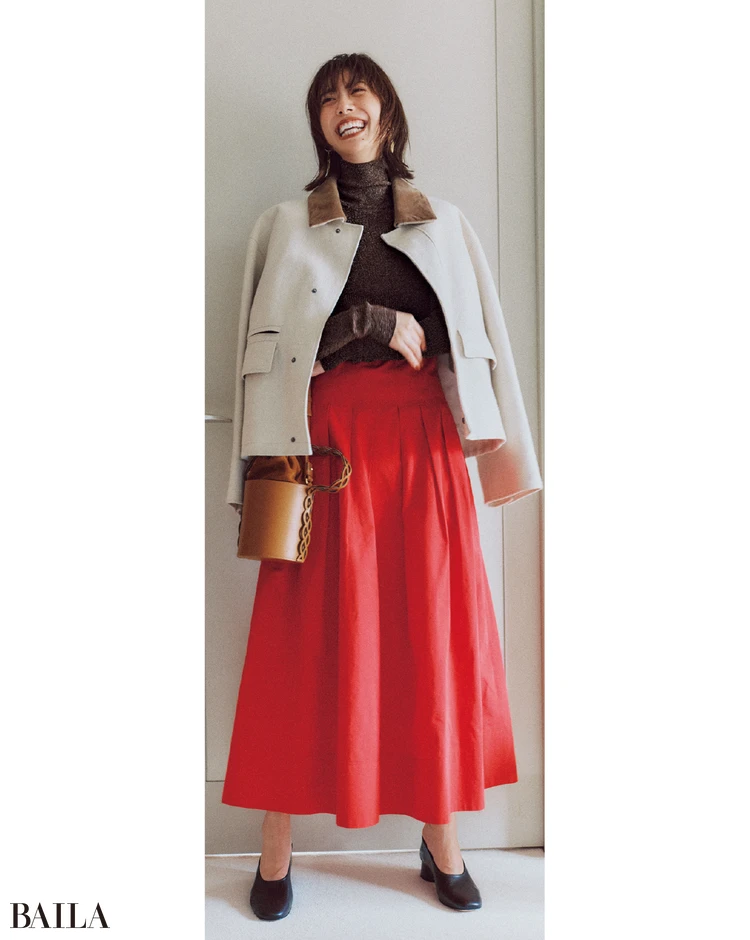 とびきり映えるスカートは 洗練ブラウンで大人の余裕を