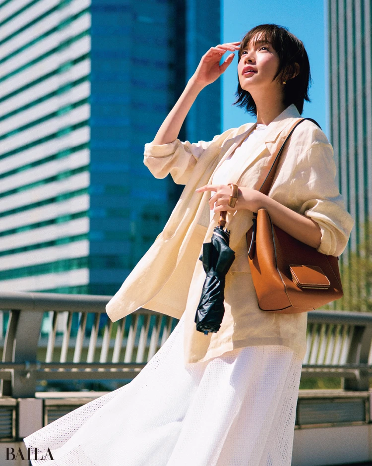 インディヴィのカセット服6点 コーディネート 貴島明日香 ライトグレーが爽やかに映えるビスチェの最旬レイヤードスタイル