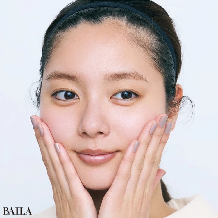 《1》顔の中心から放射状に下地を塗り広げる