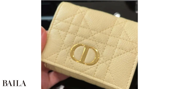 「バッグが小さいので、『ディオール』のコンパクトな財布を愛用中」