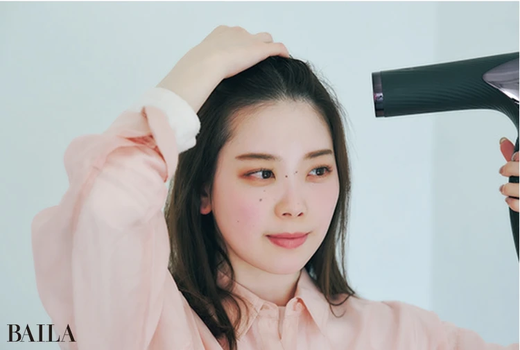 《1》前髪全体を霧吹きなどでぬらす。ドライヤーを前から当て、ふんわりと後ろになでつけてオールバックにする。
