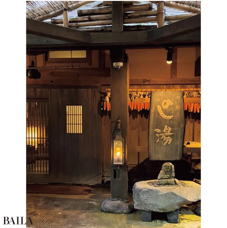 門をくぐると広がる風情たっぷりの中庭に思わず深呼吸。炭酸水素塩が多く含まれていて、肌当たりがやわらかいのが特徴。