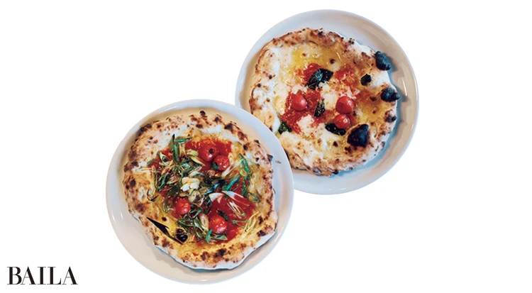 とろとろのチーズとオリーブオイルがバランスよく混じり合った薄めのピザはお酒のアテにも最適。