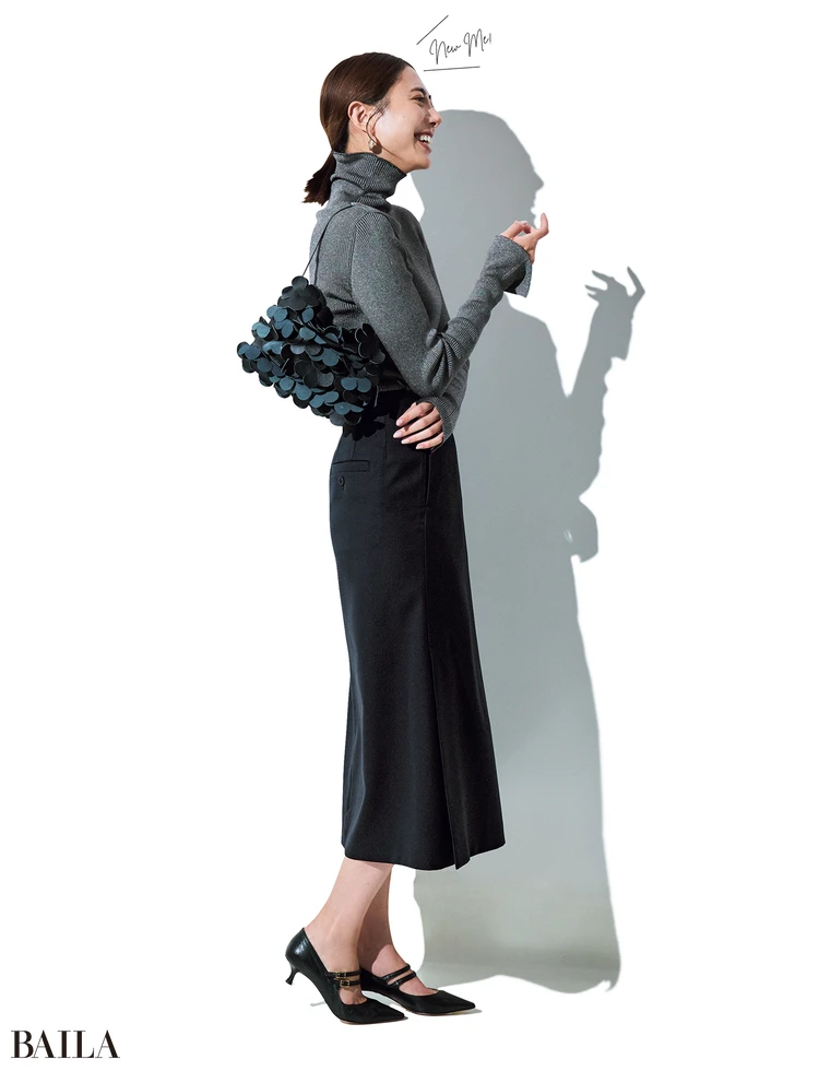 土屋巴瑞季　スカート￥50600／エストネーション（コラム）　ニット（12月上旬発売予定）￥22000／オンワード樫山（アンクレイヴ）　ピアス￥16500・バッグ￥38500／エルディスト ショールーム（ジャミレイ）　靴￥40700／ピモンテ（ファビオルスコーニ）