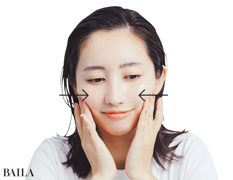 頰骨の下に指を3本添え、優しくプッシュしたり、小さくクルクル動かす。咬筋がほぐされスムーズに。