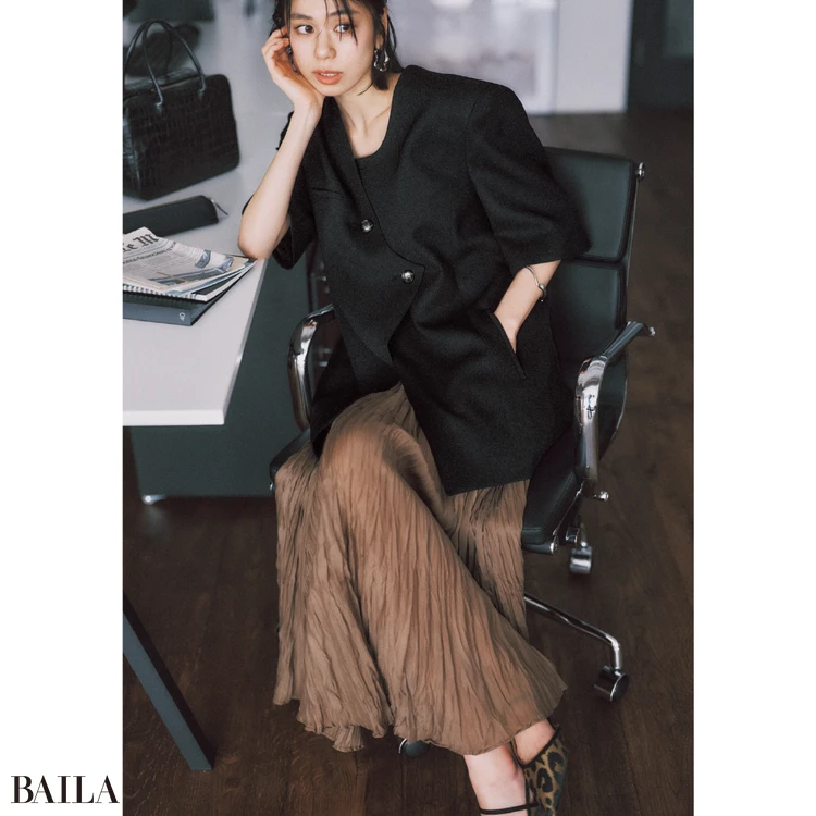 品よくモードな半袖ジャケットで素敵先輩感に磨きをかけて【BAILA今日のコーデ】